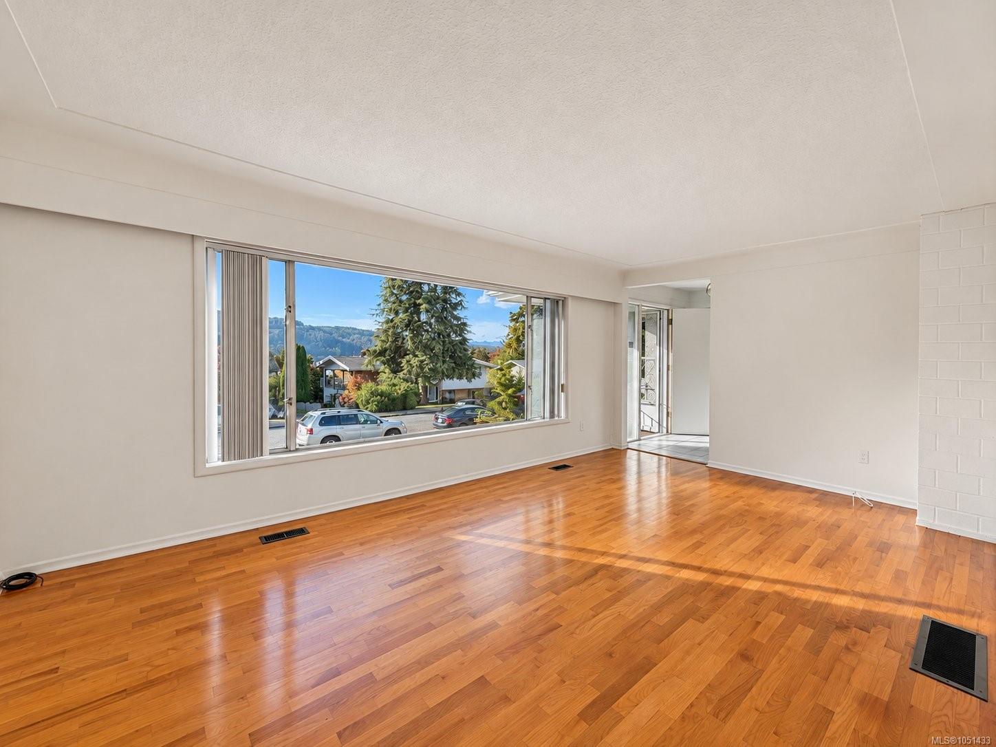 2433 5th Ave — listing photo 9 of 66