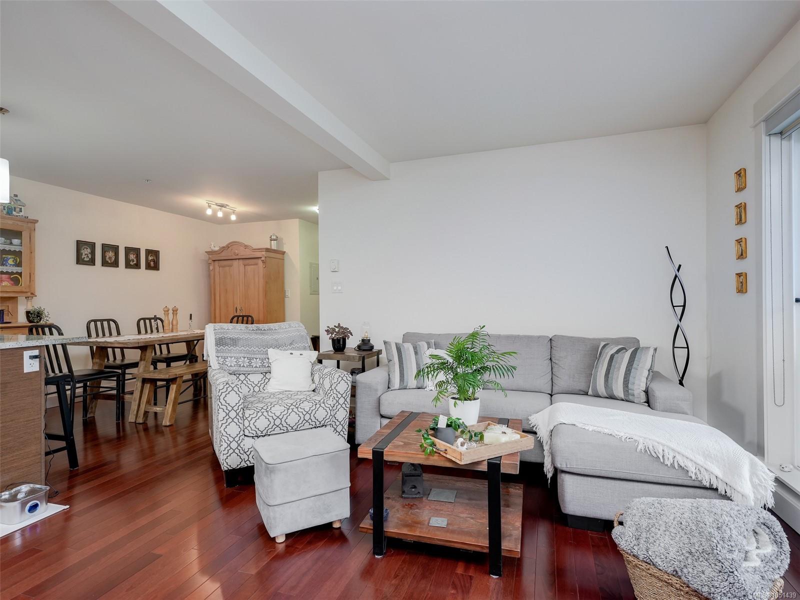 210-1315 Esquimalt Rd — listing photo 3 of 28