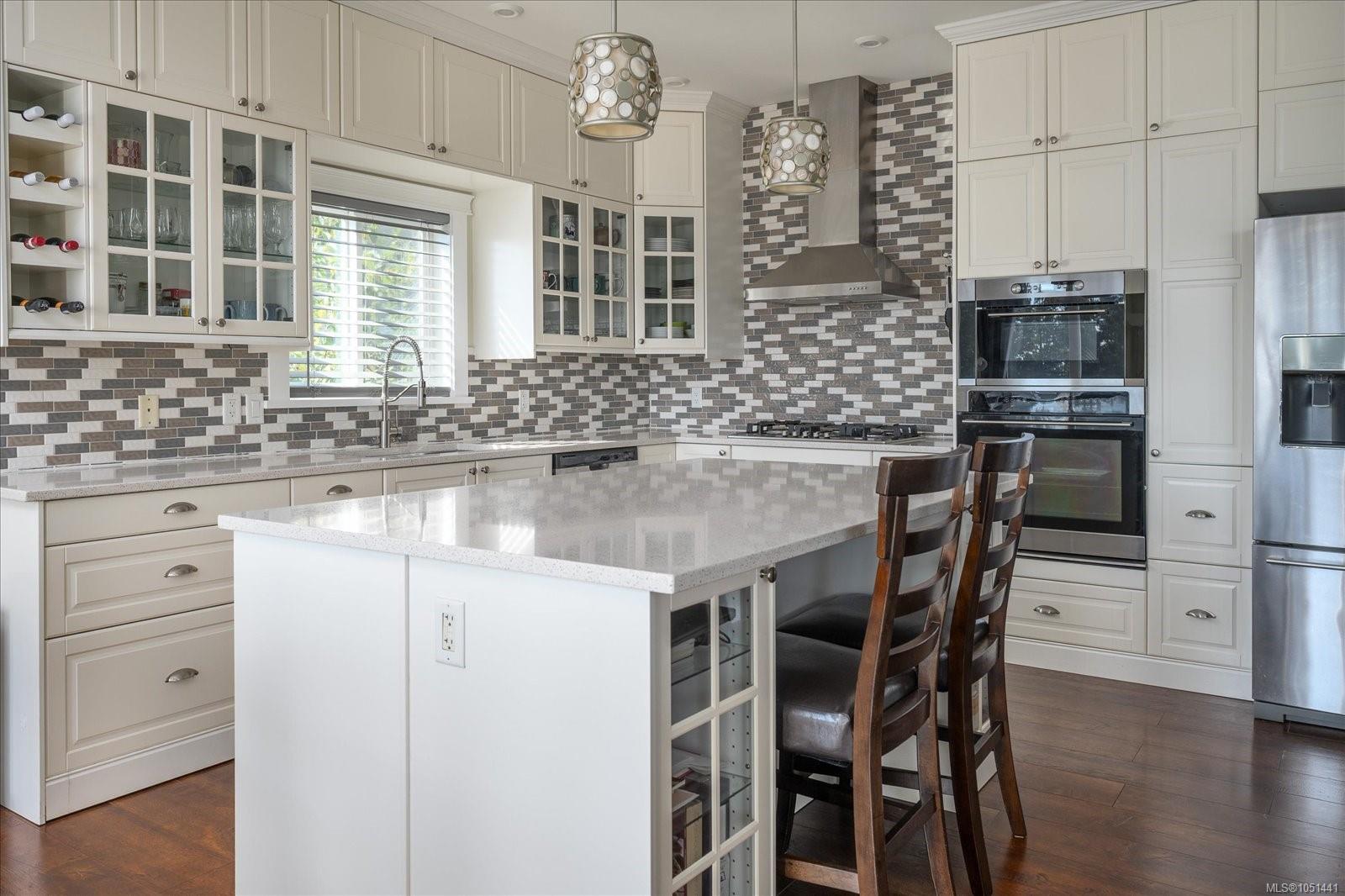 909 Hanington Rd — listing photo 11 of 63