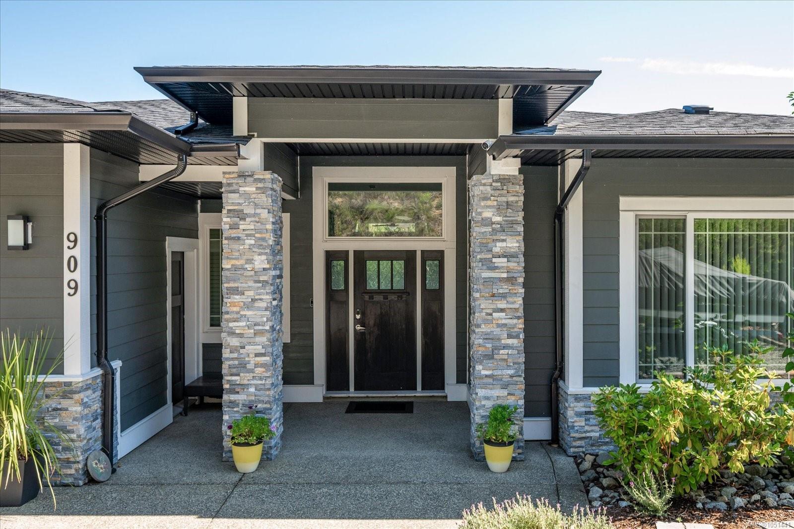 909 Hanington Rd — listing photo 4 of 63