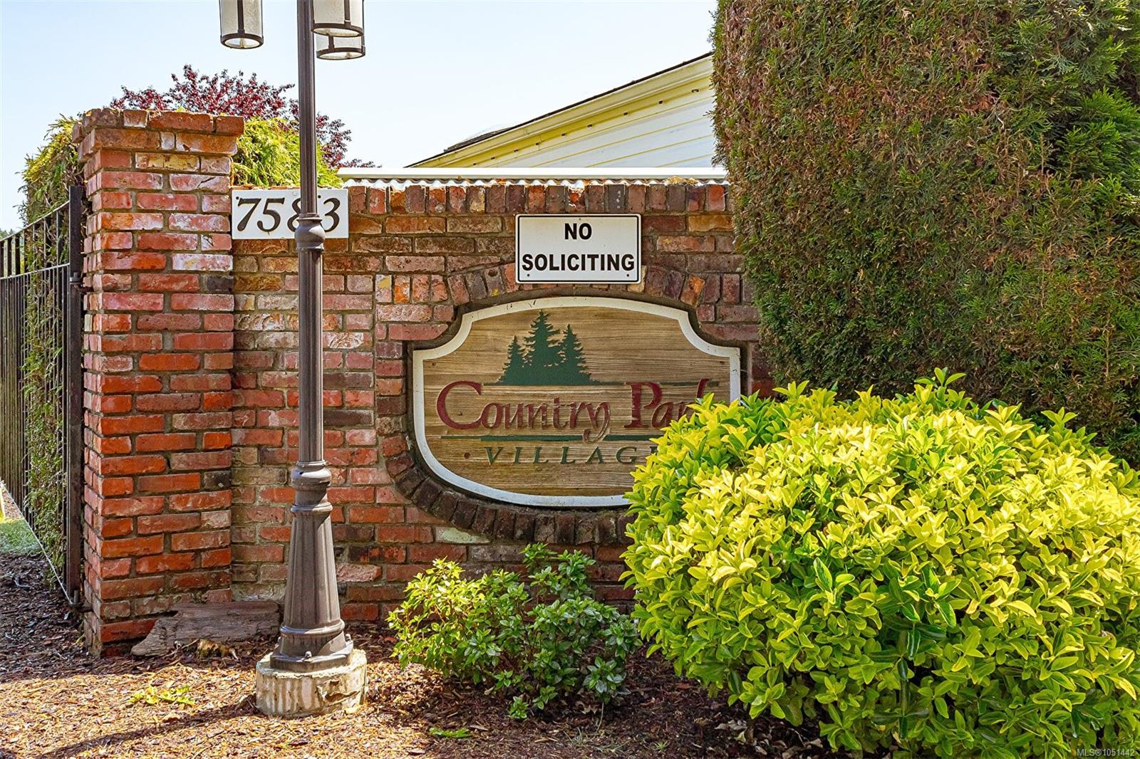 23-7583 Central Saanich Rd — listing photo 4 of 32