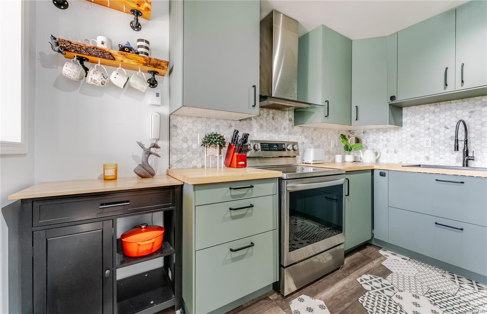 203-3460 Quadra St — listing photo 2 of 38