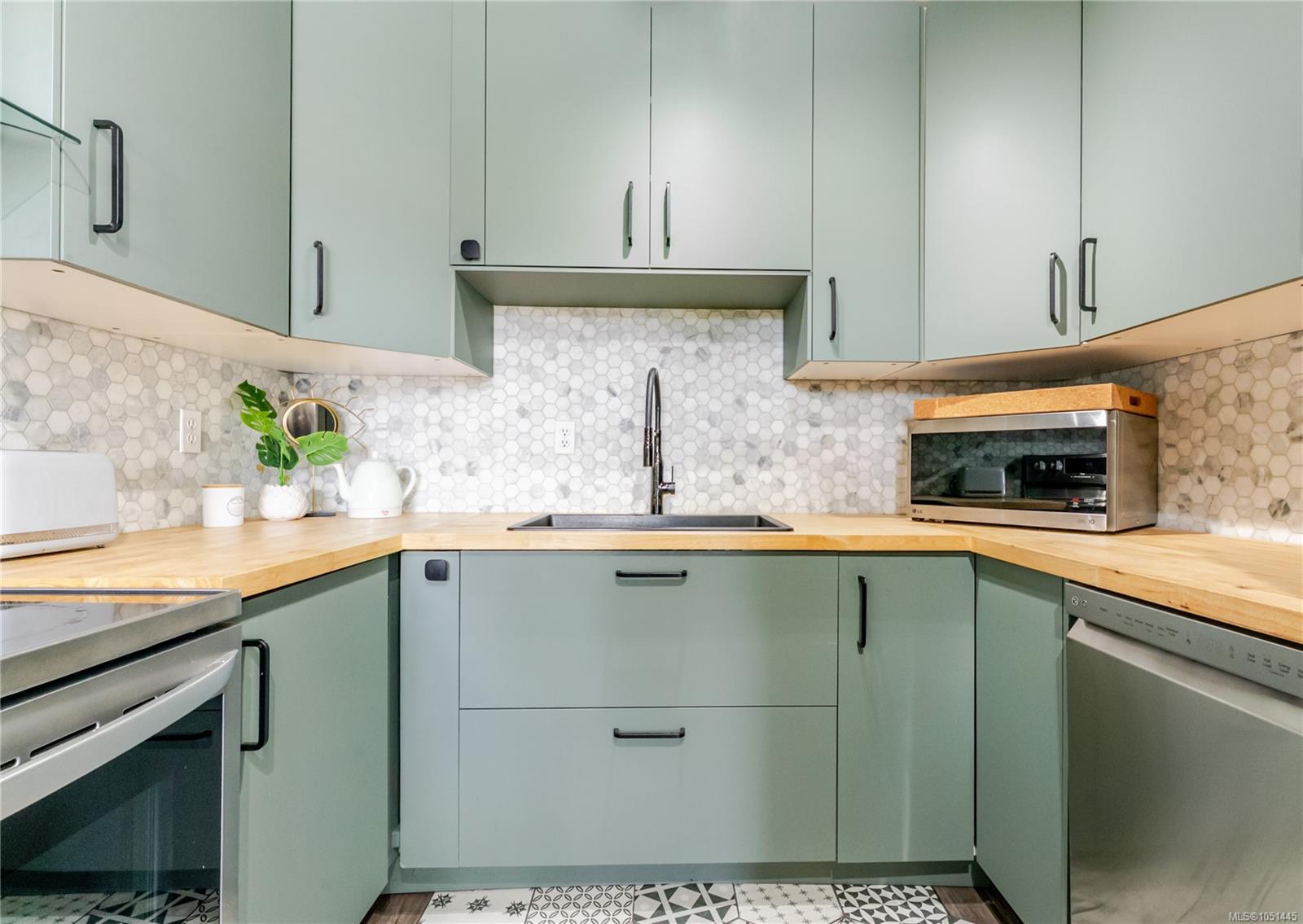 203-3460 Quadra St — listing photo 3 of 38