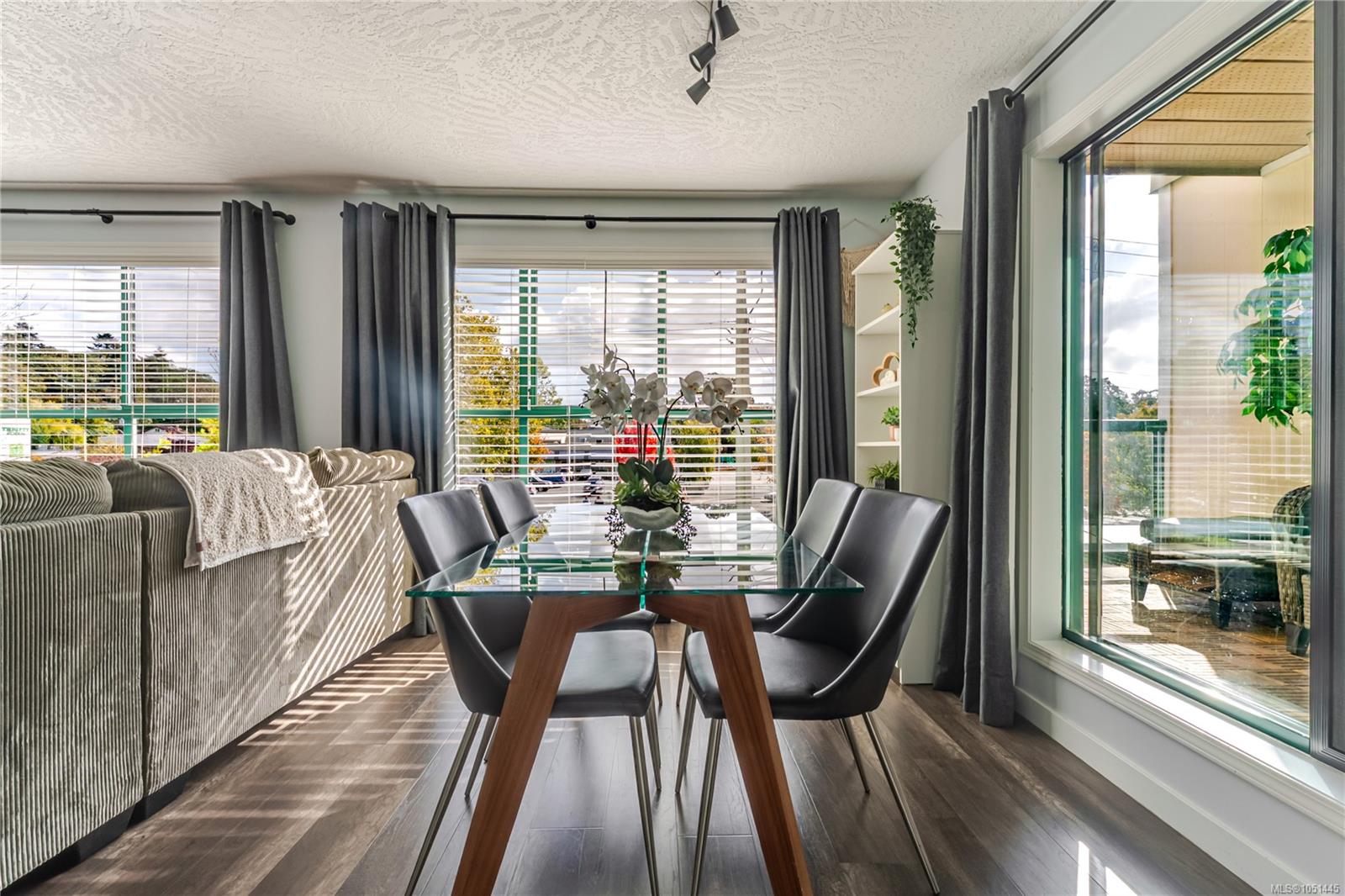 203-3460 Quadra St — listing photo 5 of 38