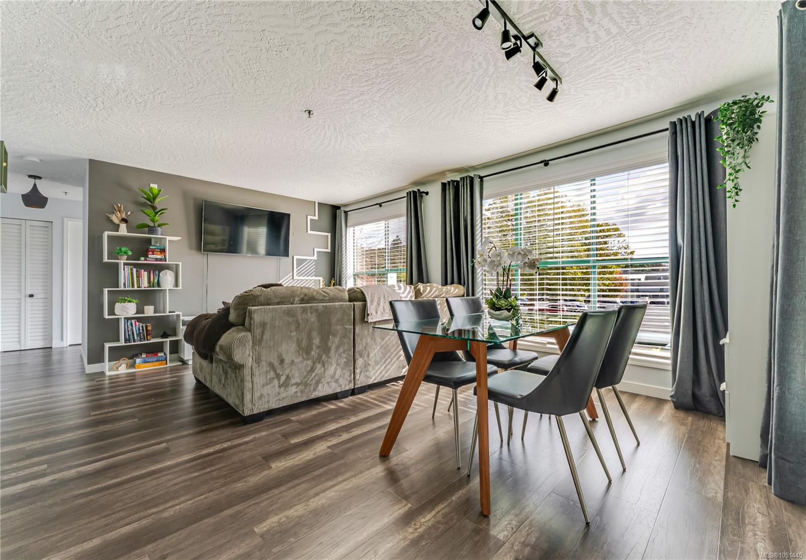 203-3460 Quadra St — listing photo 7 of 38