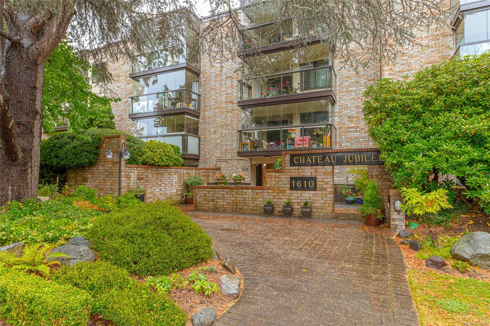 205-1610 Jubilee Ave — listing photo 3 of 48