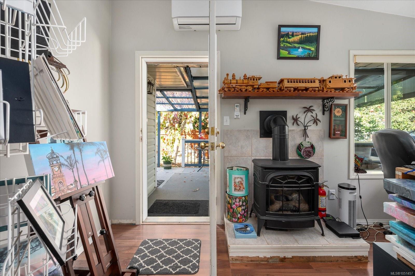 555 Hooper Pl — listing photo 12 of 32