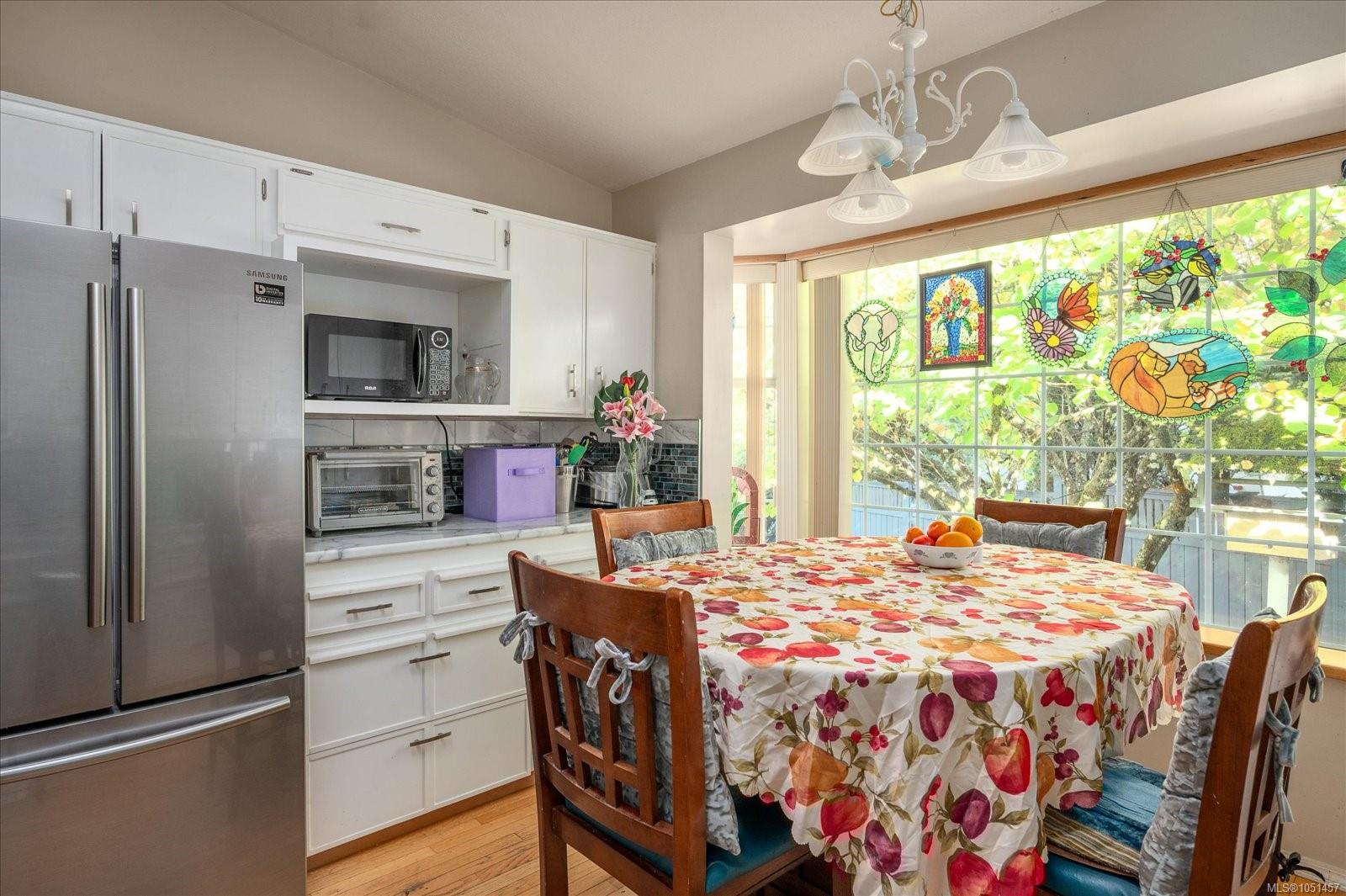 555 Hooper Pl — listing photo 9 of 32