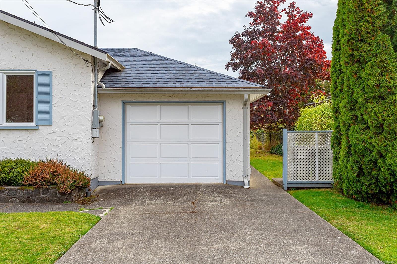 1679 Freeman Ave — listing photo 3 of 33