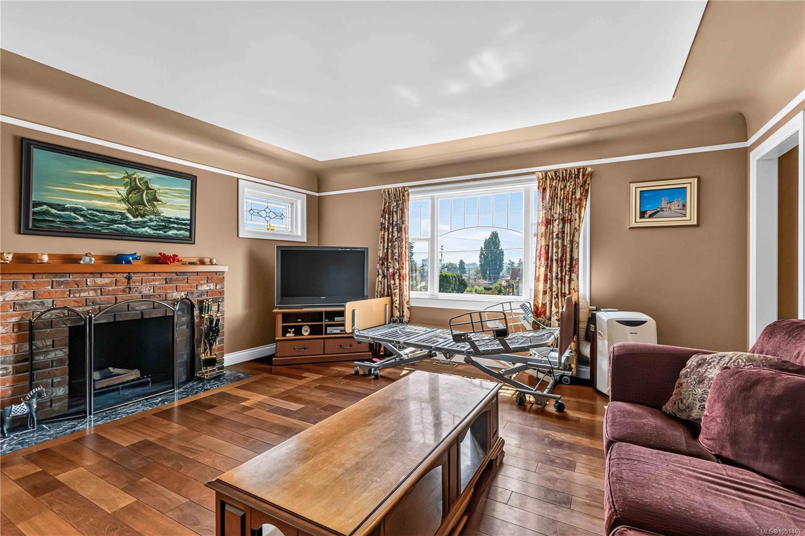 3441 Lovat Ave — listing photo 9 of 35