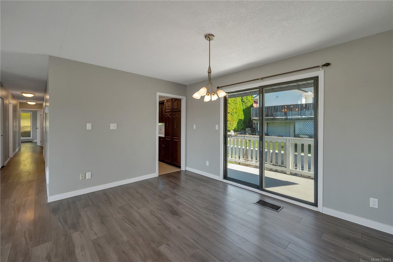 531 Savary Cres — listing photo 11 of 58