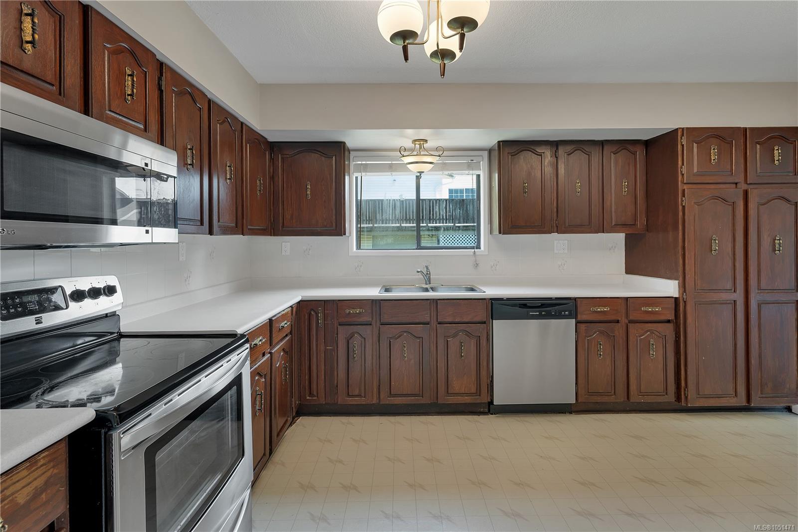 531 Savary Cres — listing photo 12 of 58