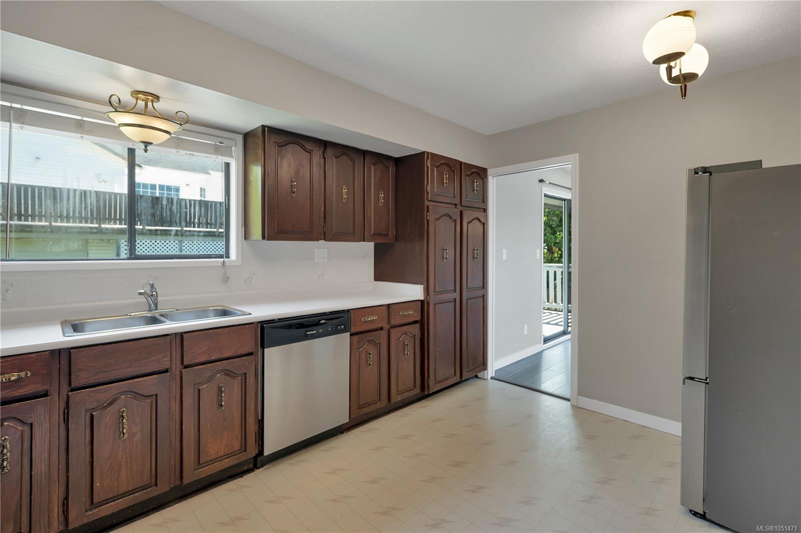 531 Savary Cres — listing photo 13 of 58