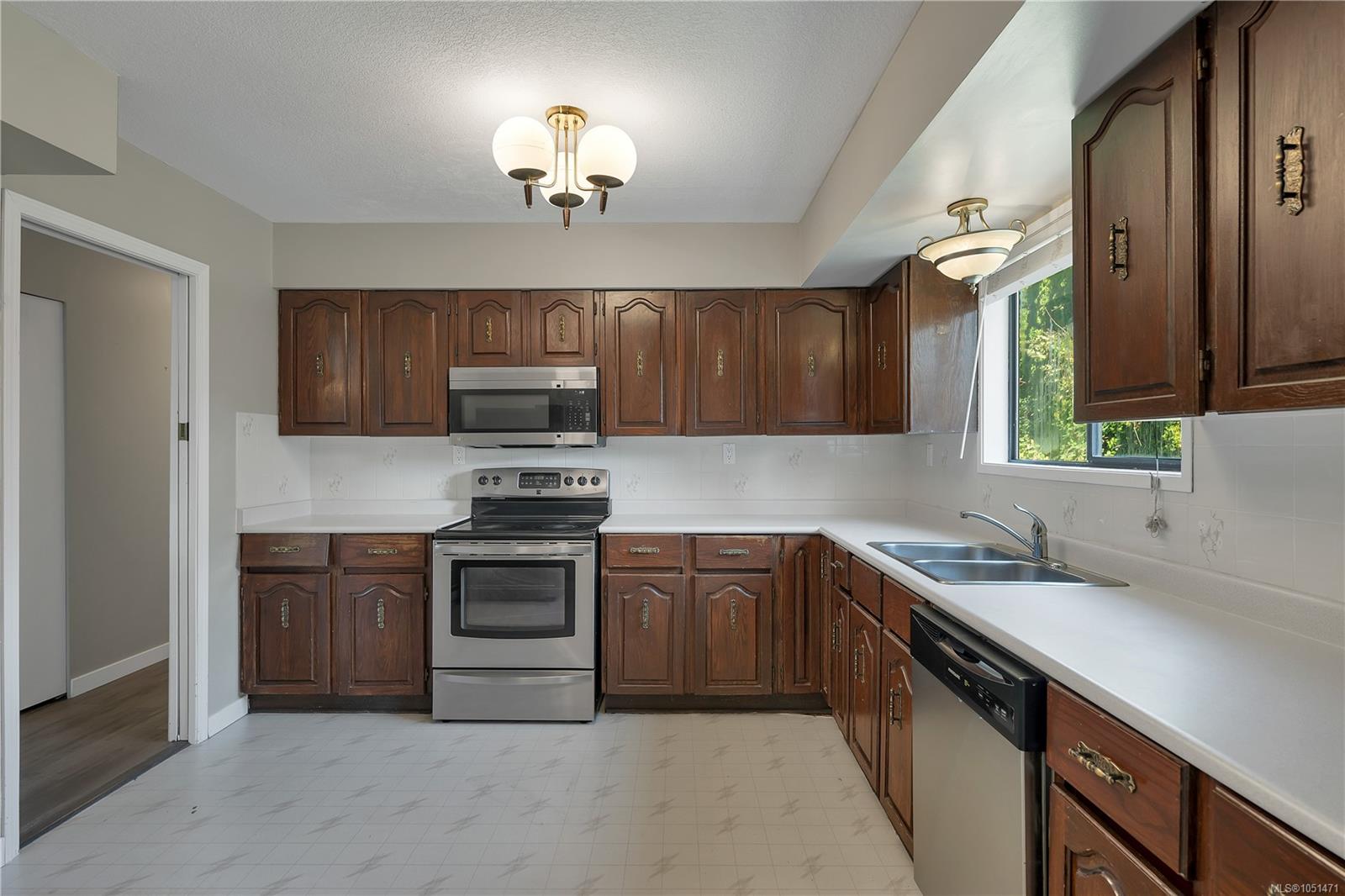 531 Savary Cres — listing photo 14 of 58