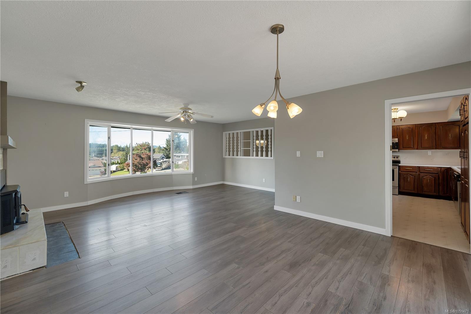 531 Savary Cres — listing photo 4 of 58