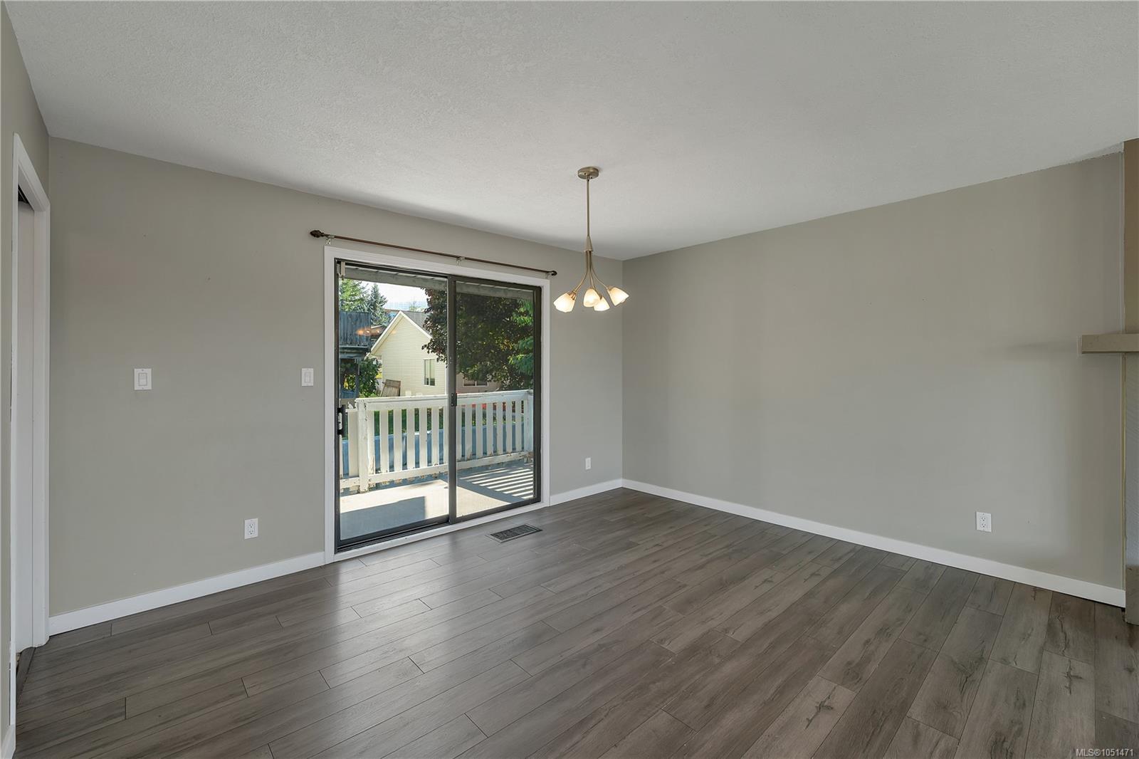 531 Savary Cres — listing photo 10 of 58