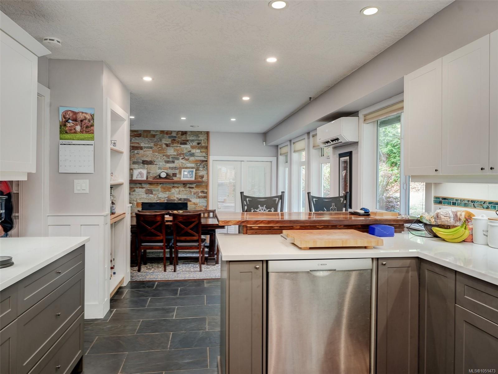 905 Worrall Dr — listing photo 11 of 45