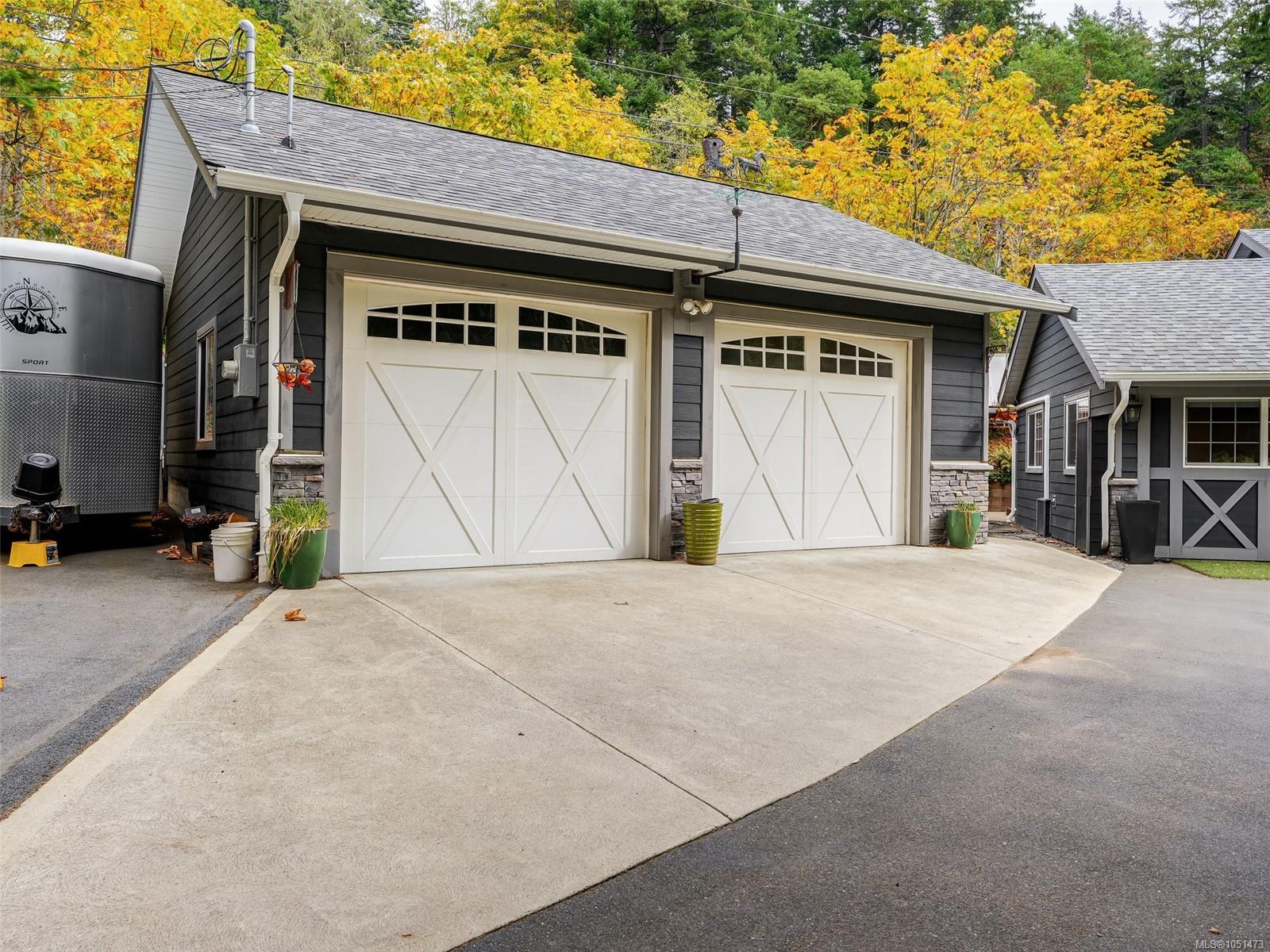 905 Worrall Dr — listing photo 3 of 45