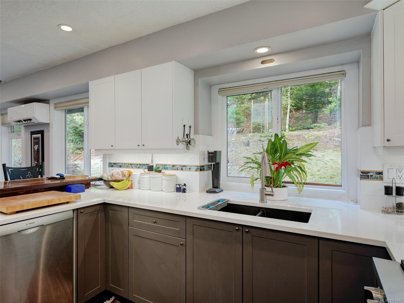 905 Worrall Dr — listing photo 10 of 45