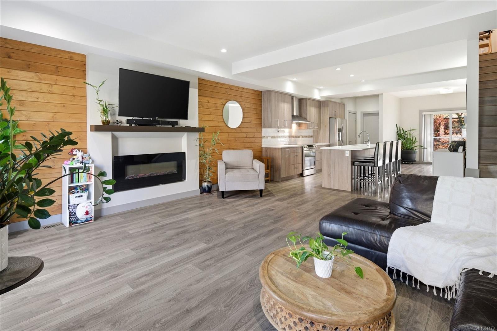 103-687 Strandlund Ave — listing photo 2 of 25