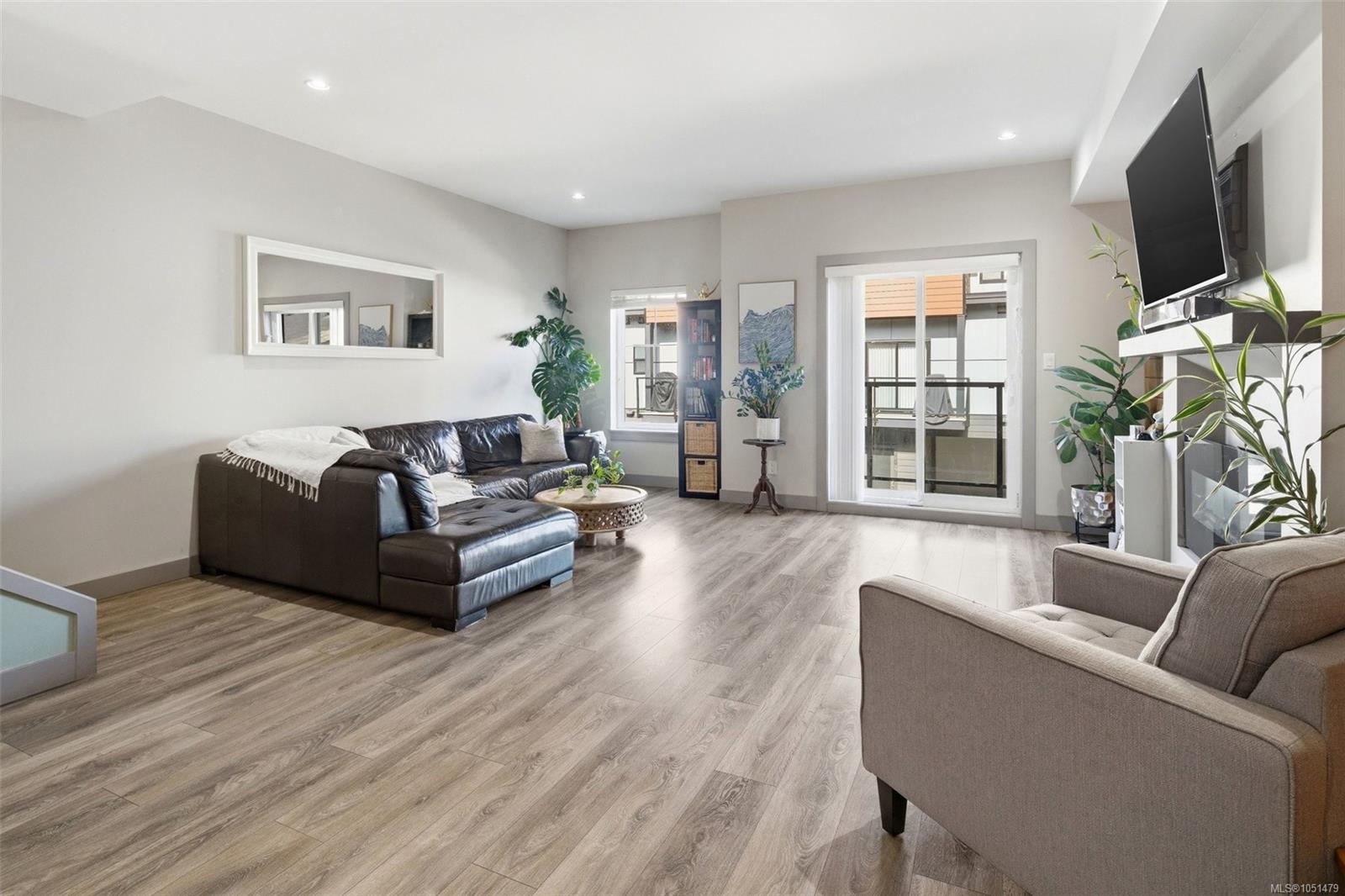103-687 Strandlund Ave — listing photo 3 of 25