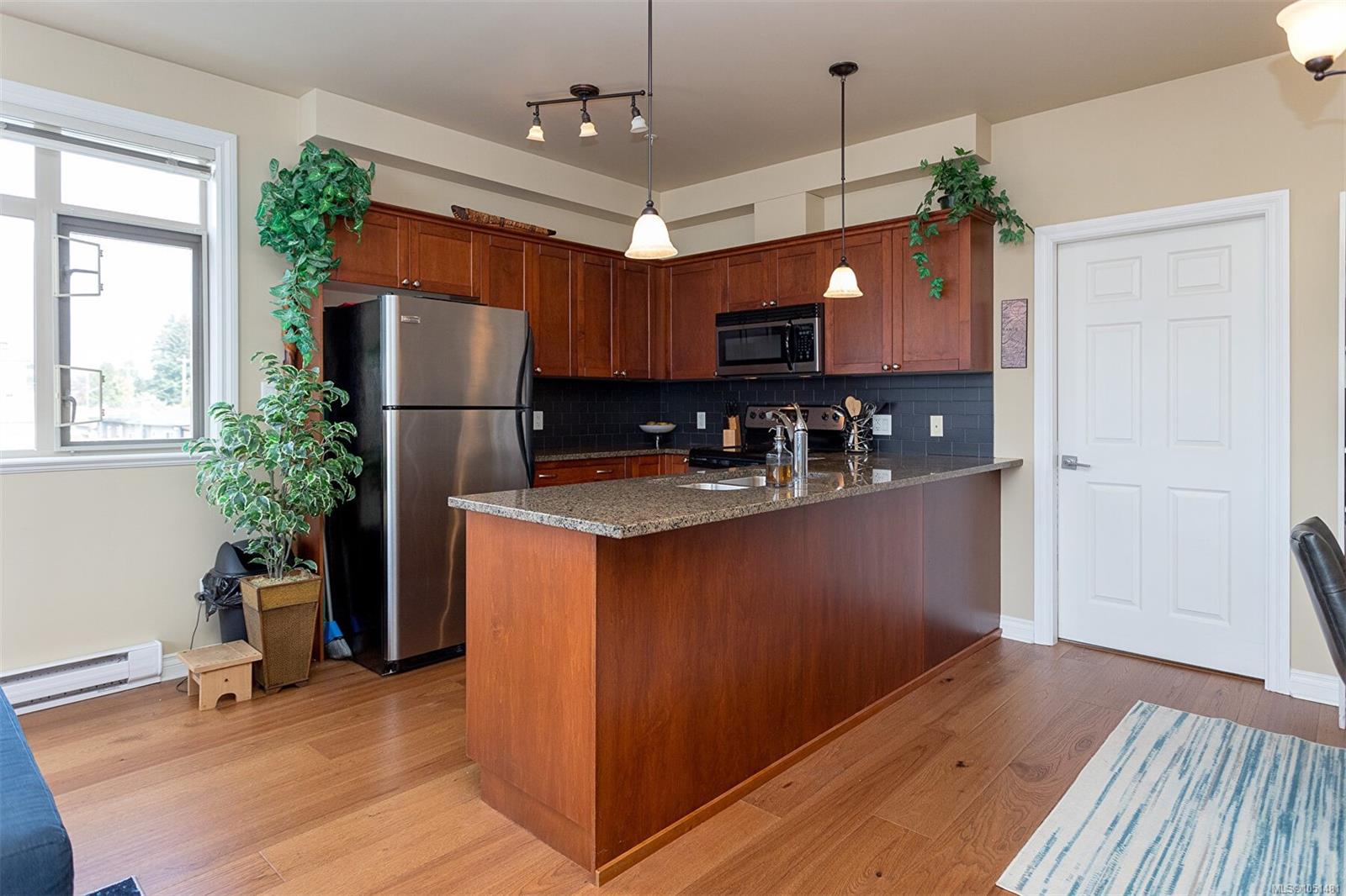 204-866 Goldstream Ave — listing photo 13 of 27
