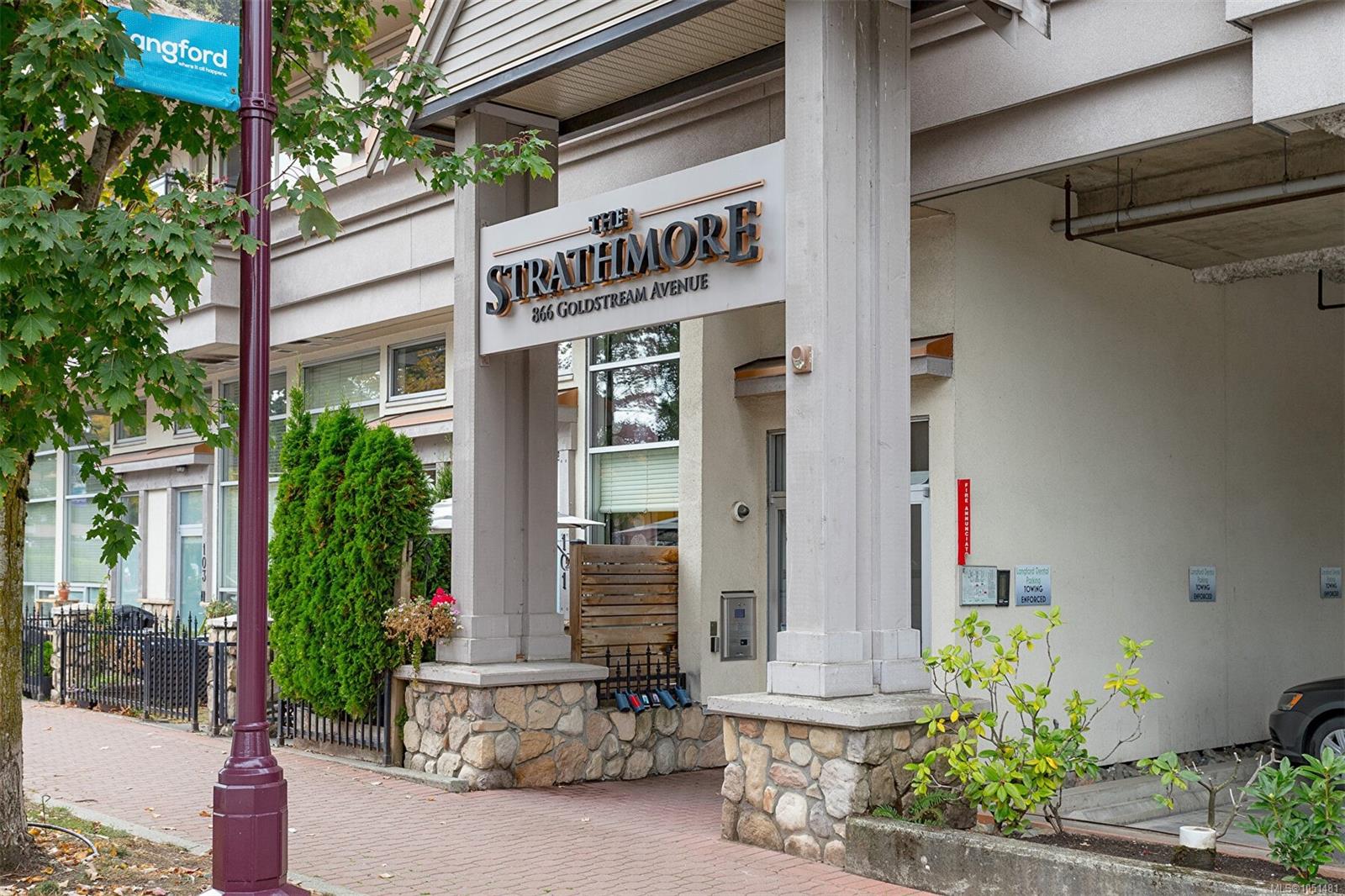 204-866 Goldstream Ave — listing photo 3 of 27