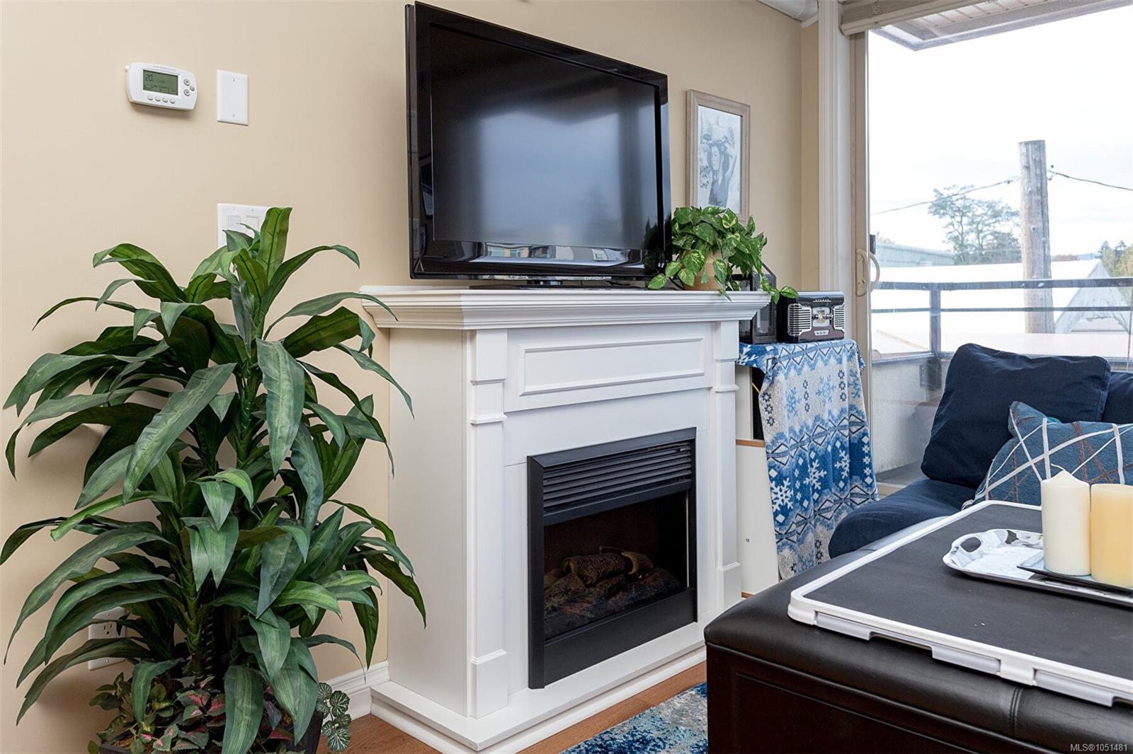 204-866 Goldstream Ave — listing photo 6 of 27