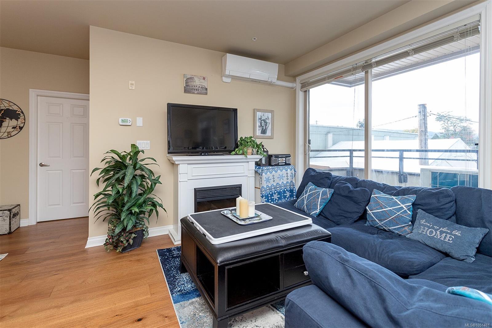 204-866 Goldstream Ave — listing photo 8 of 27