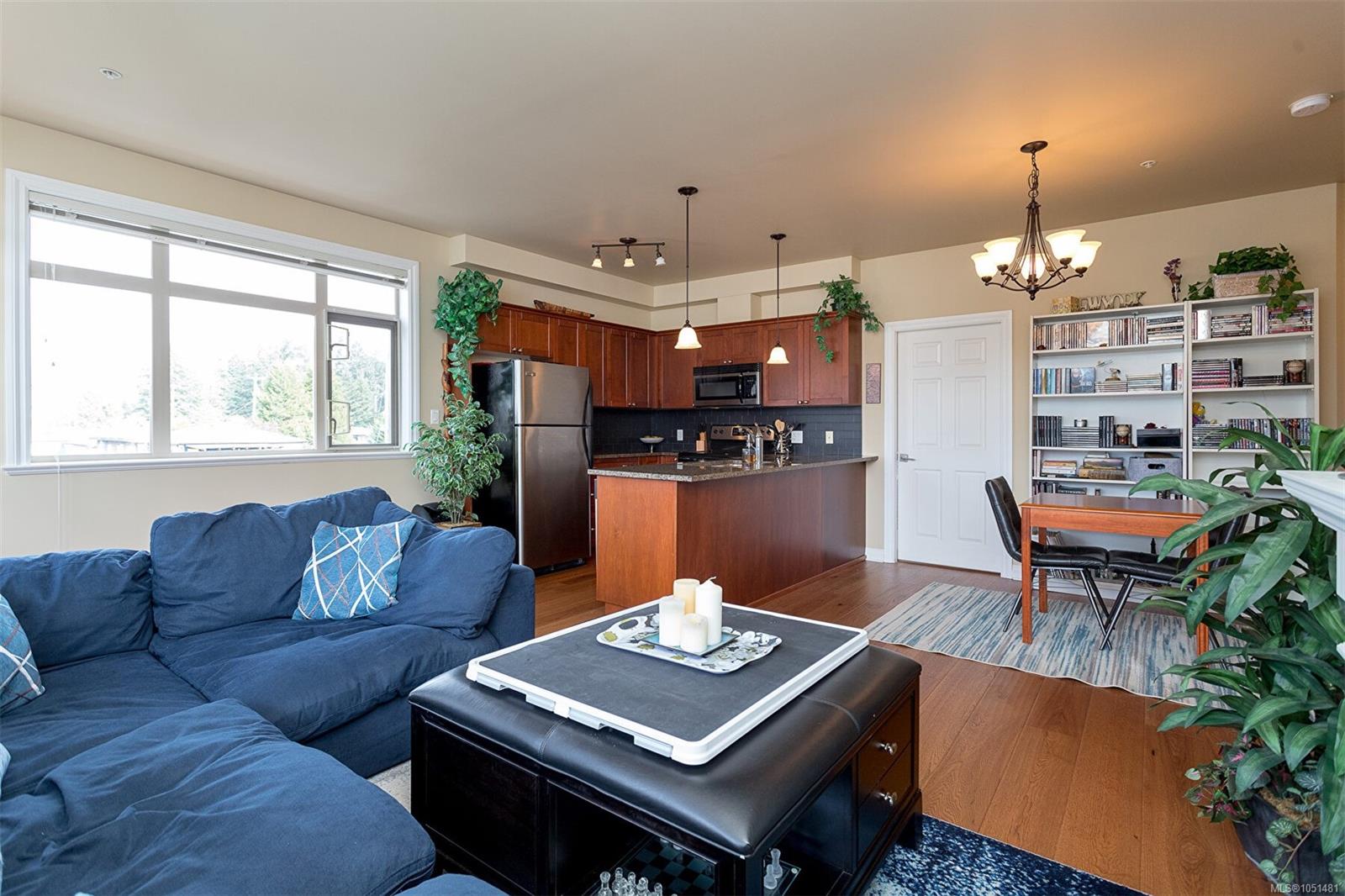 204-866 Goldstream Ave — listing photo 9 of 27