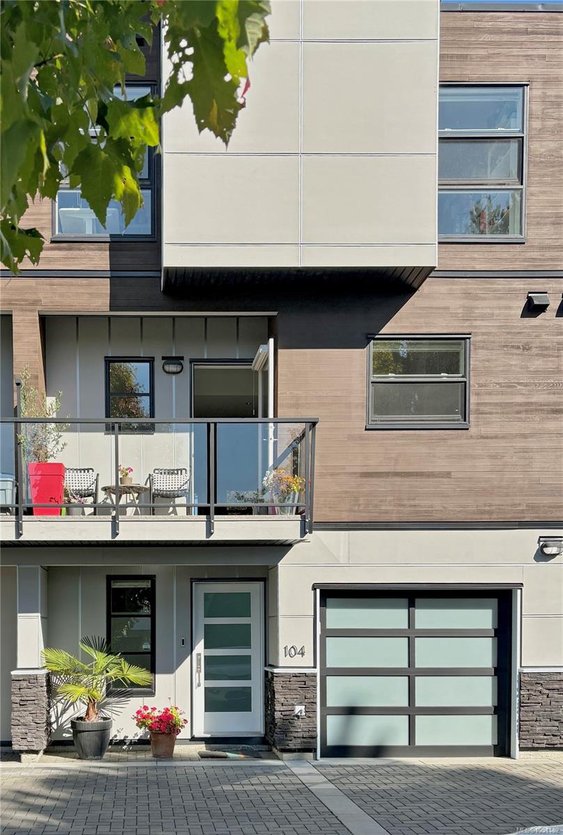 104-3999 Cedar Hill Rd — listing photo 2 of 28