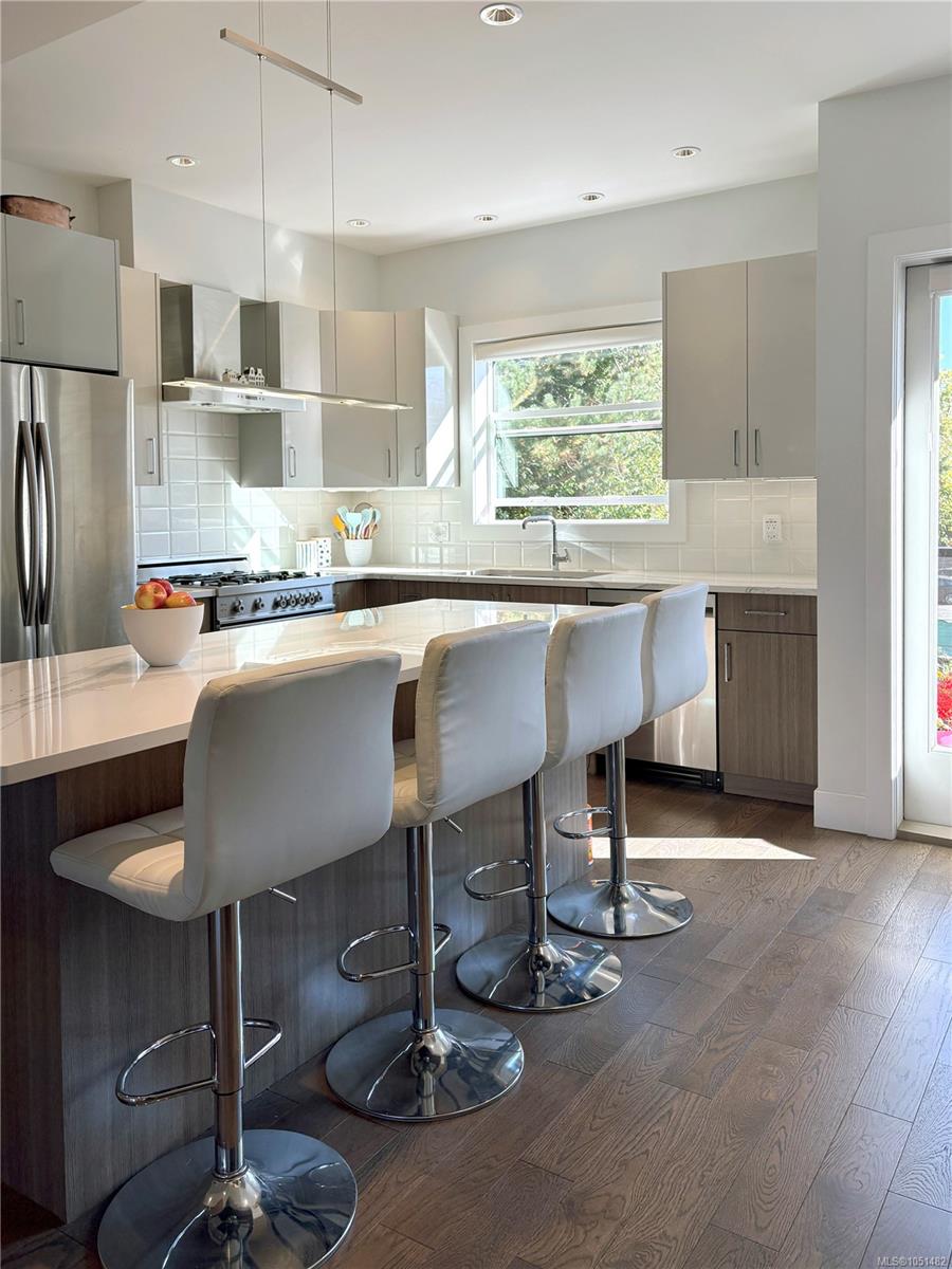 104-3999 Cedar Hill Rd — listing photo 3 of 28