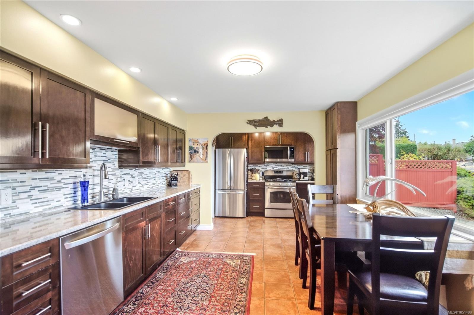663 Maple St — listing photo 11 of 64