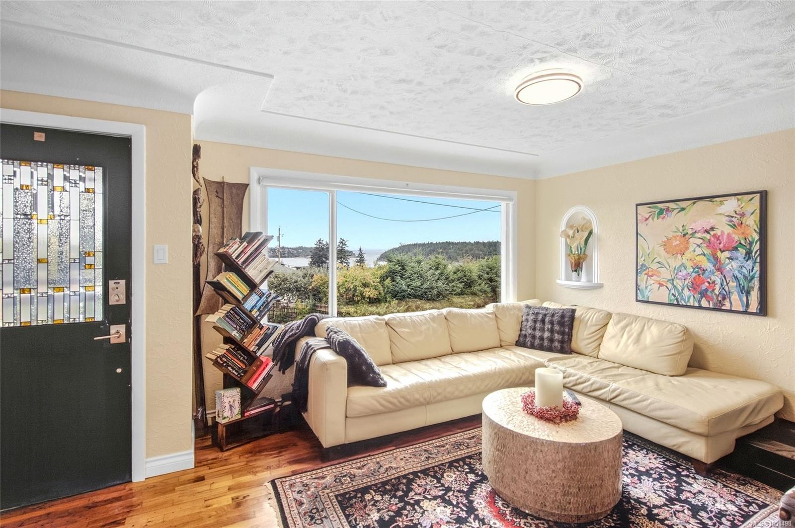 663 Maple St — listing photo 4 of 64