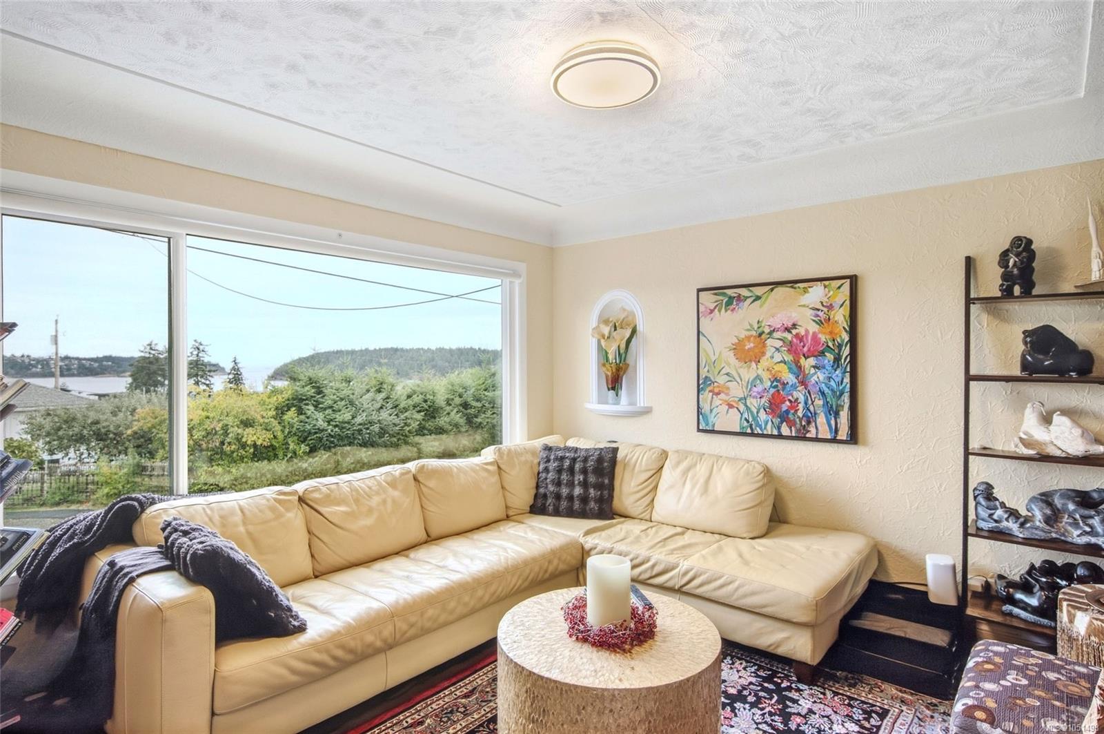 663 Maple St — listing photo 5 of 64