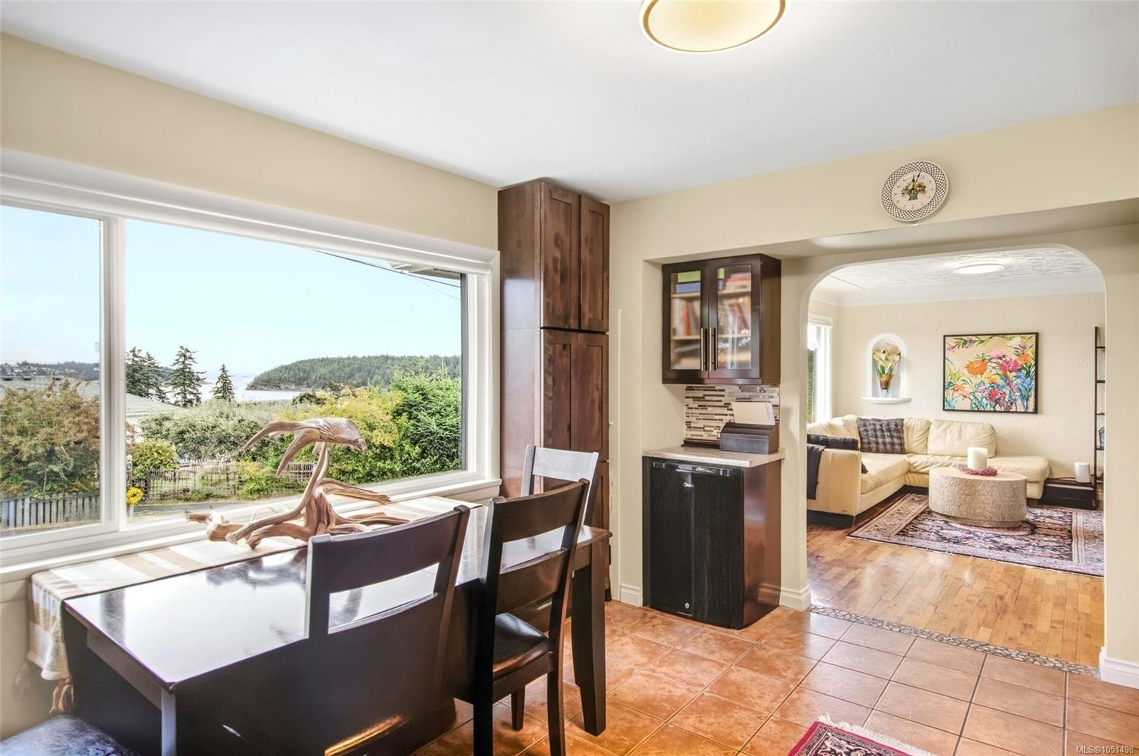 663 Maple St — listing photo 8 of 64