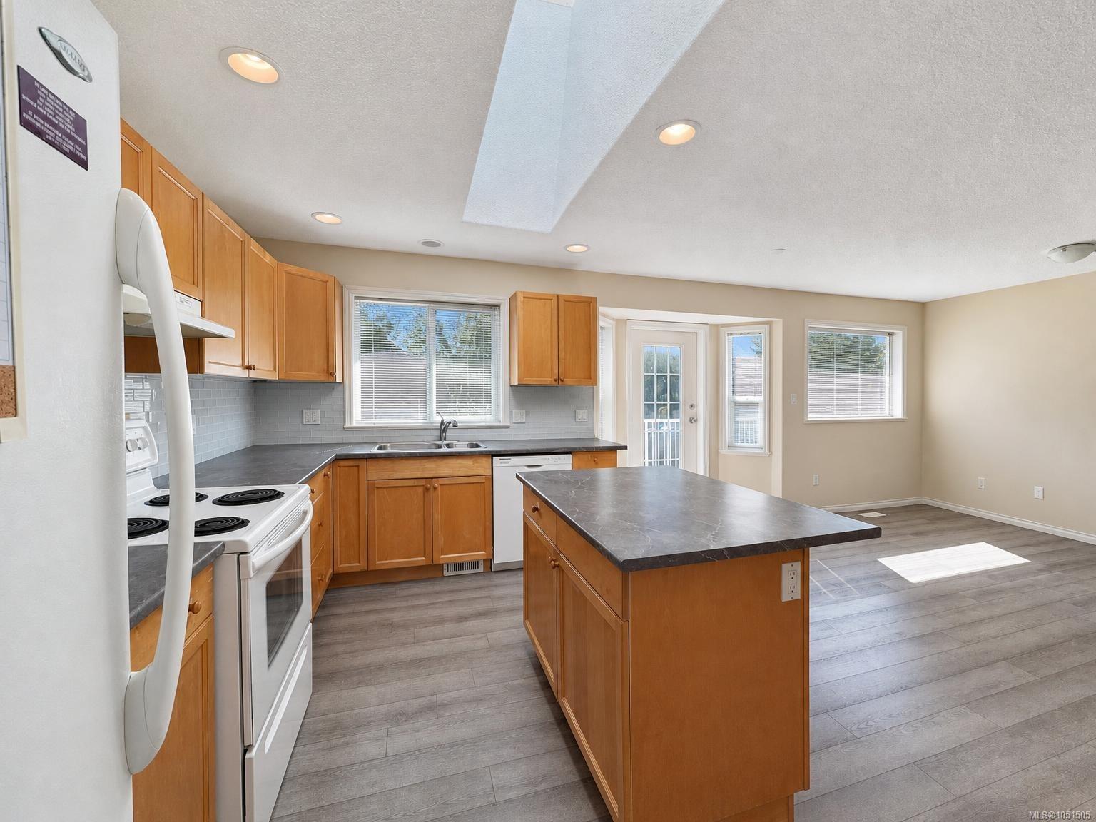 6083 Sierra Way — listing photo 7 of 36