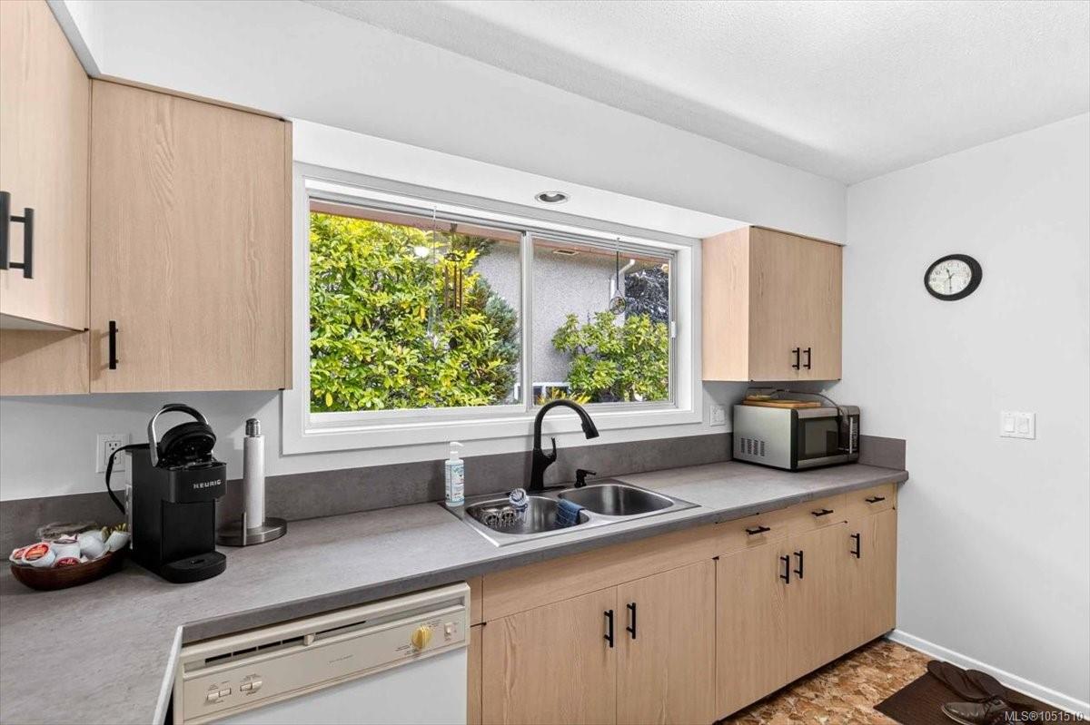 3962 Bruce St — listing photo 12 of 63