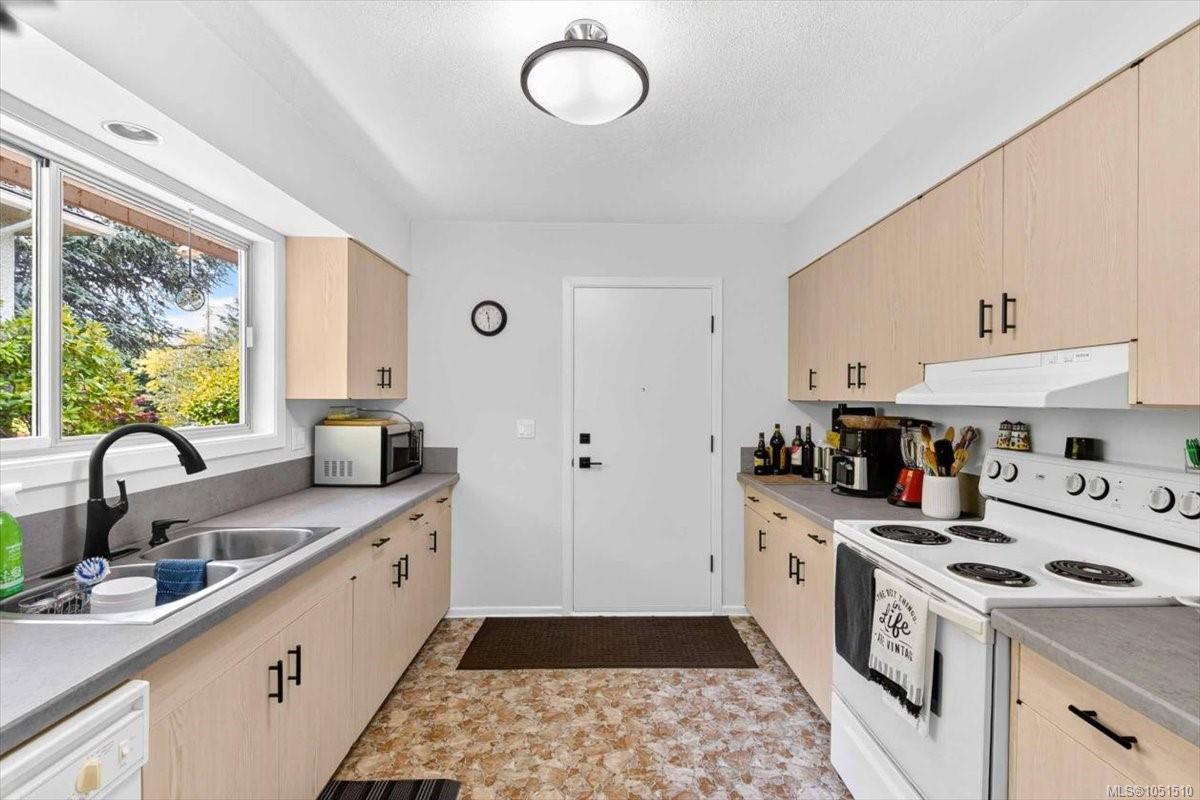 3962 Bruce St — listing photo 13 of 63