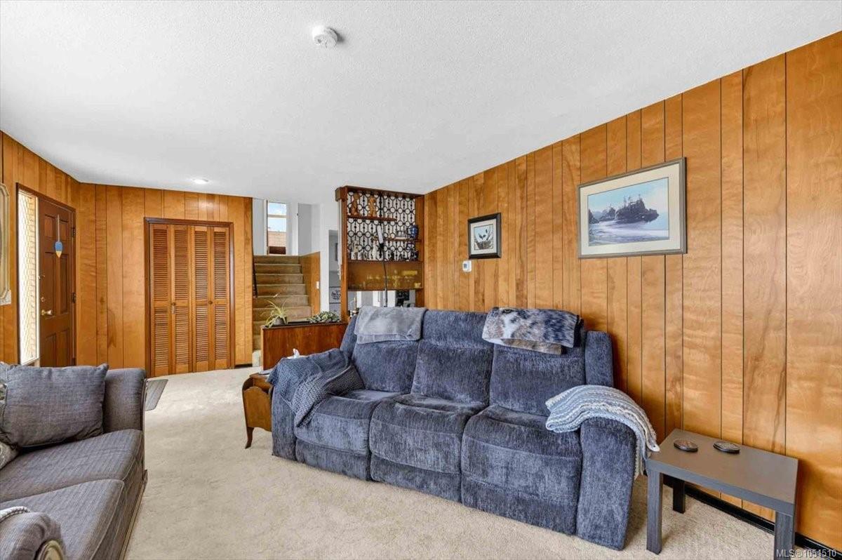 3962 Bruce St — listing photo 9 of 63