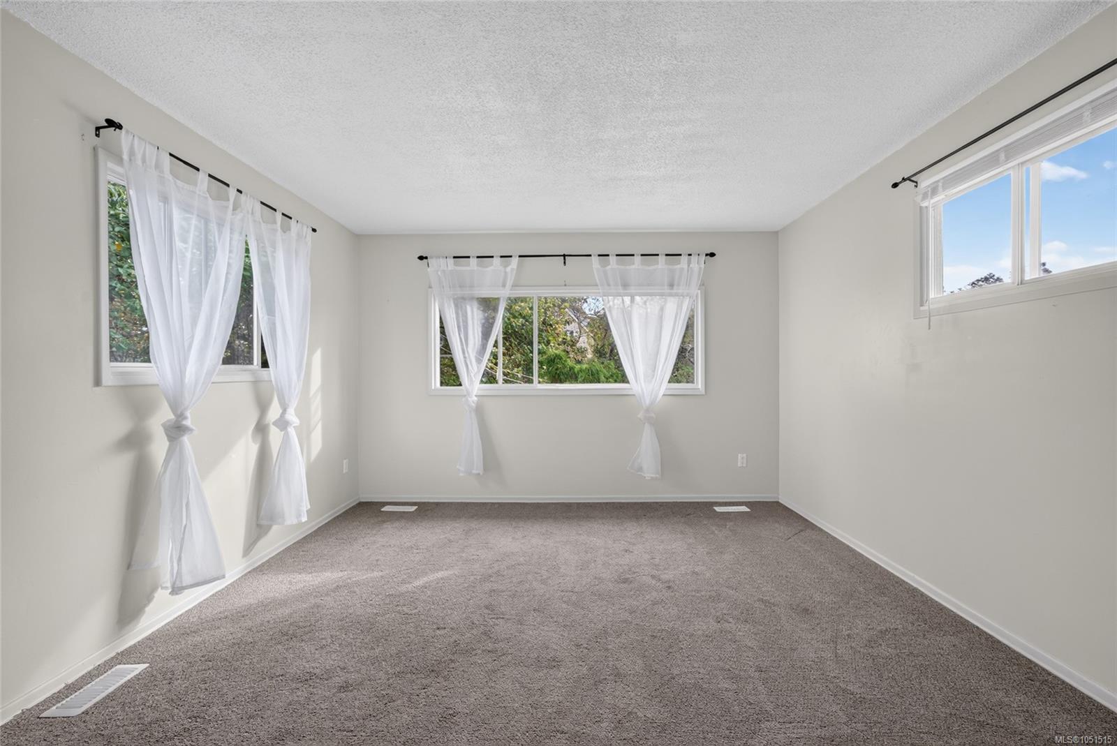 3219 RUTLEDGE St — listing photo 8 of 40