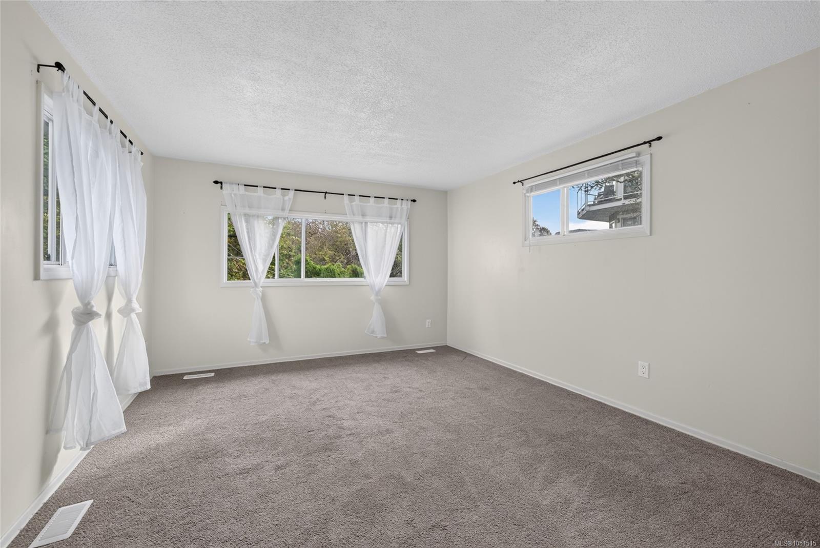 3219 RUTLEDGE St — listing photo 9 of 40