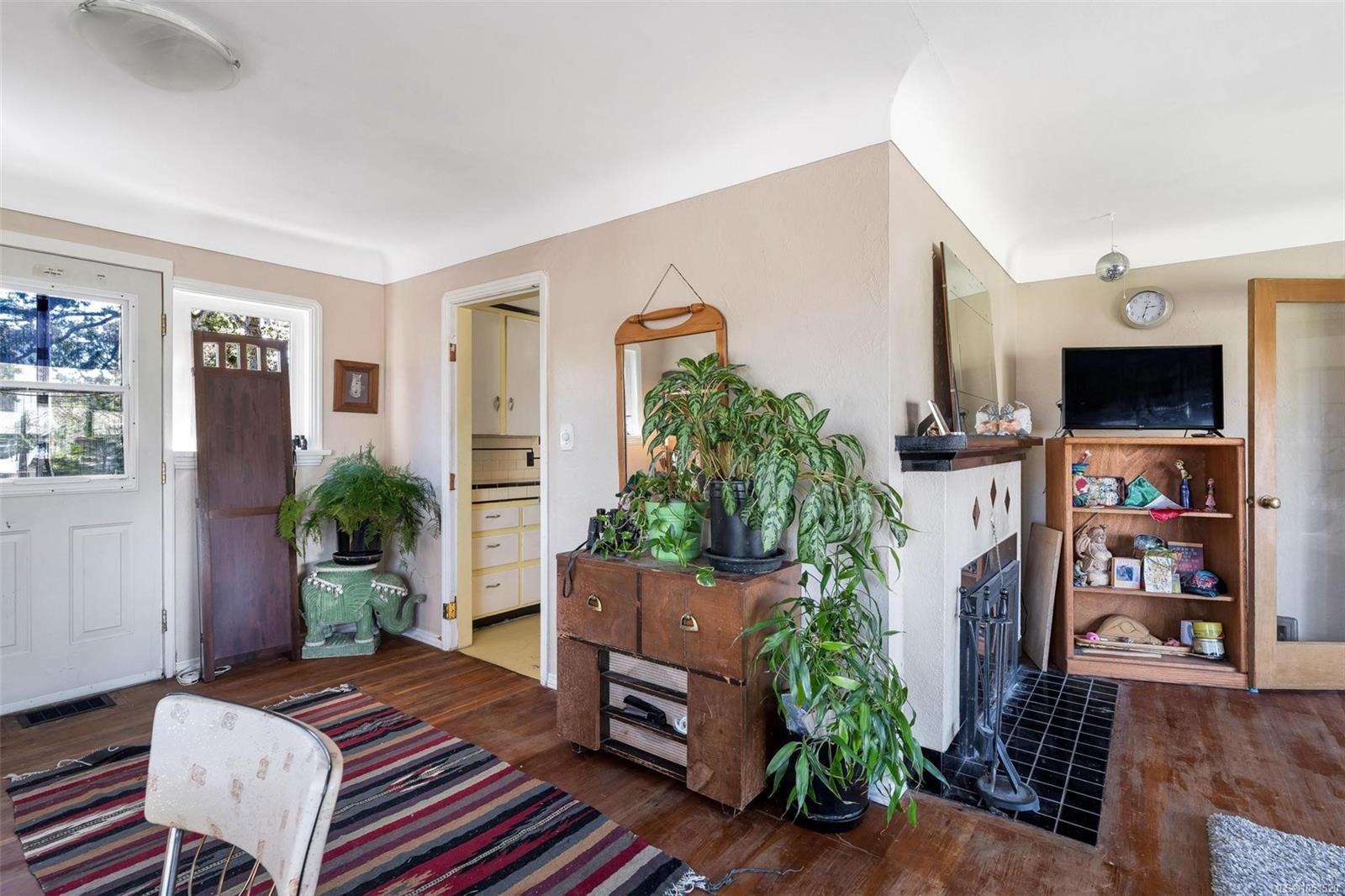 847 Old Esquimalt Rd — listing photo 9 of 54