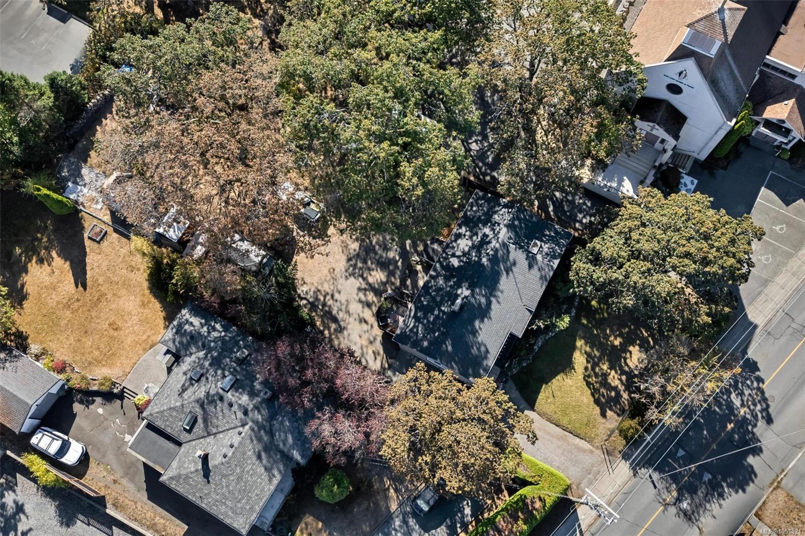 847 Old Esquimalt Rd — listing photo 4 of 54