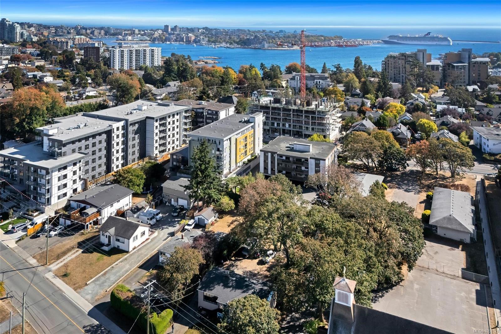847 Old Esquimalt Rd — listing photo 7 of 54