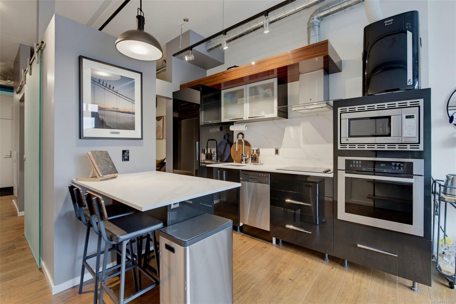 322-1029 View St — listing photo 5 of 27