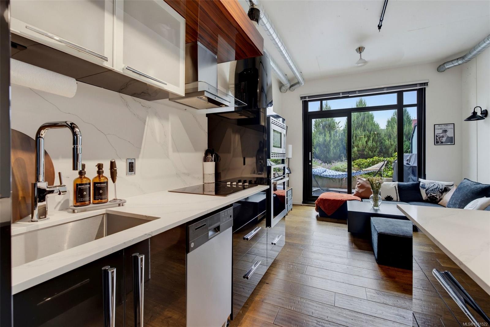 322-1029 View St — listing photo 8 of 27