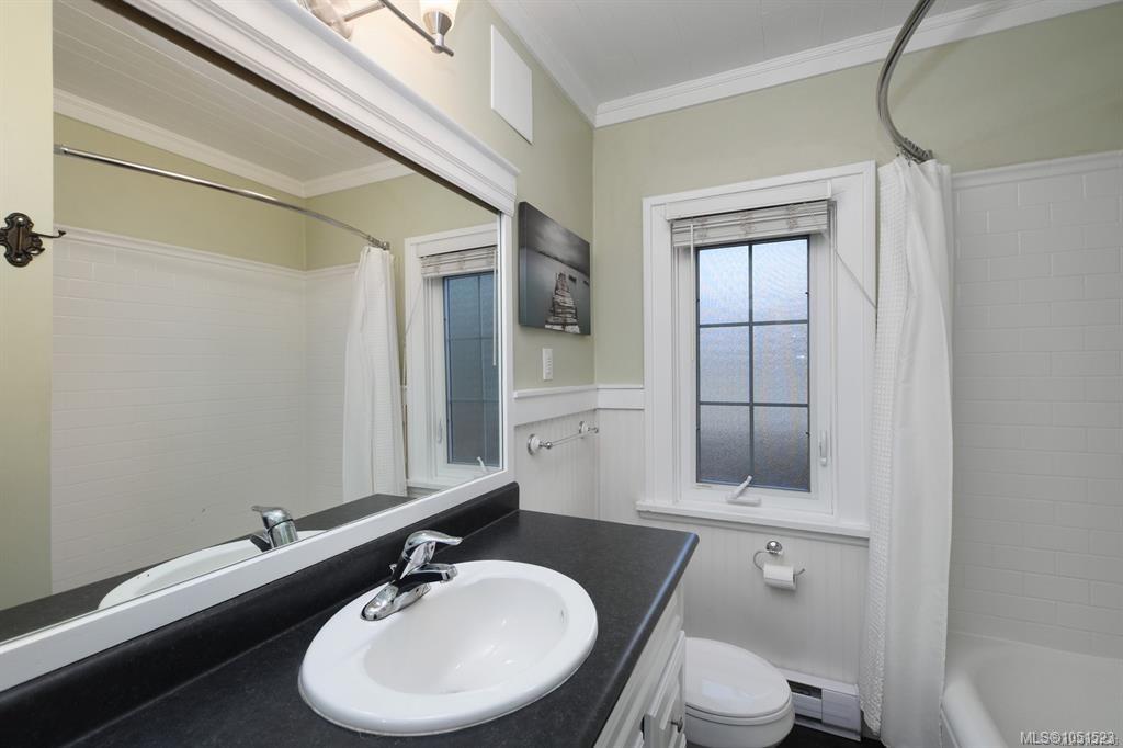3919 Quadra St — listing photo 14 of 23