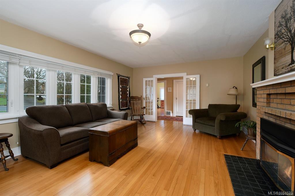 3919 Quadra St — listing photo 6 of 23