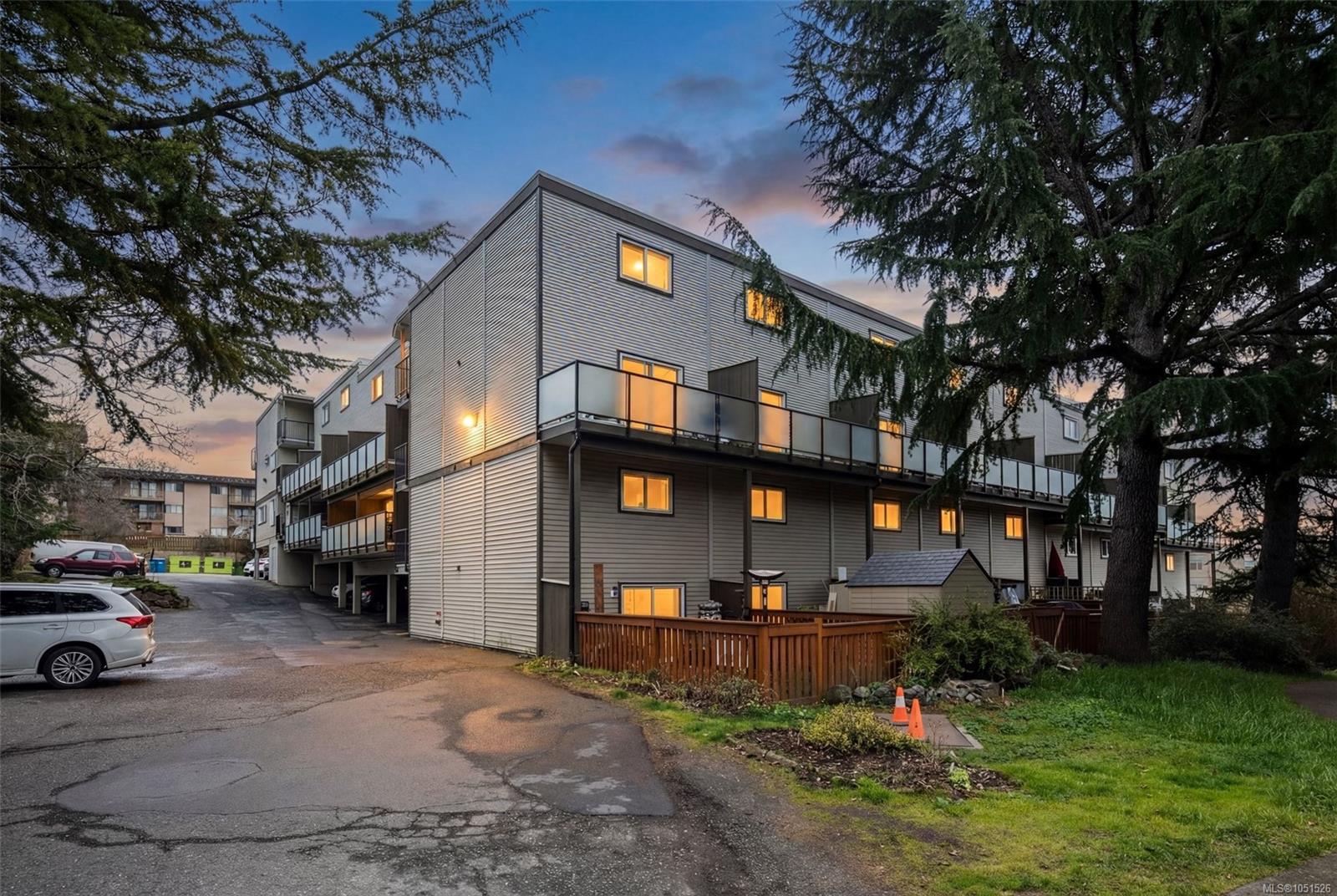 207-991 Cloverdale Ave — listing photo 2 of 21